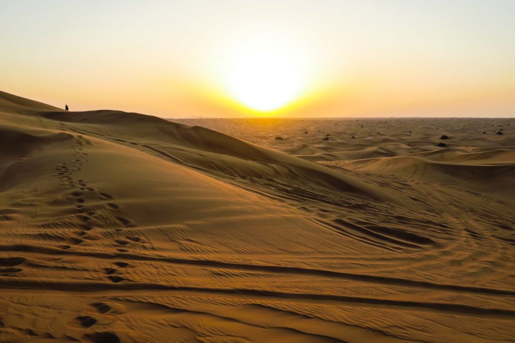ドバイ　砂漠　夕日